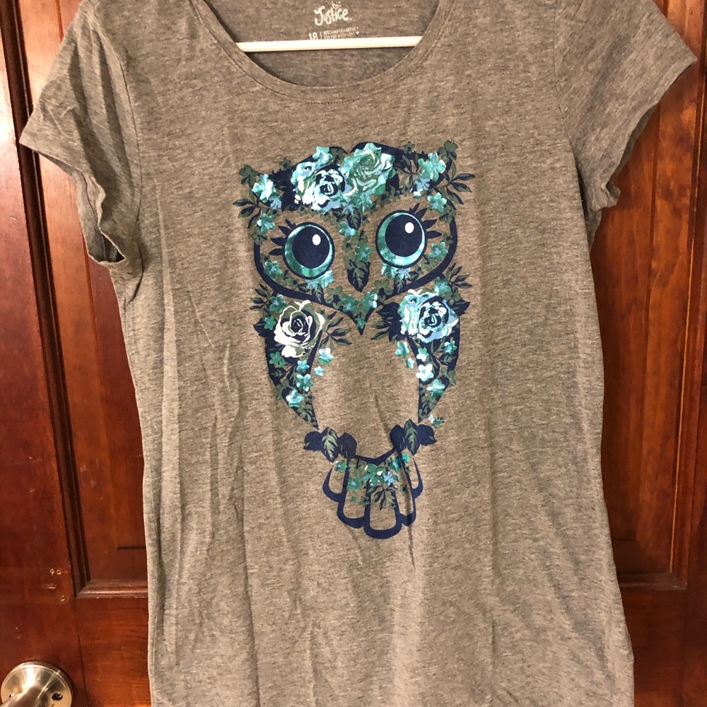 Justice gray T-shirt Fits snug about a xL.
